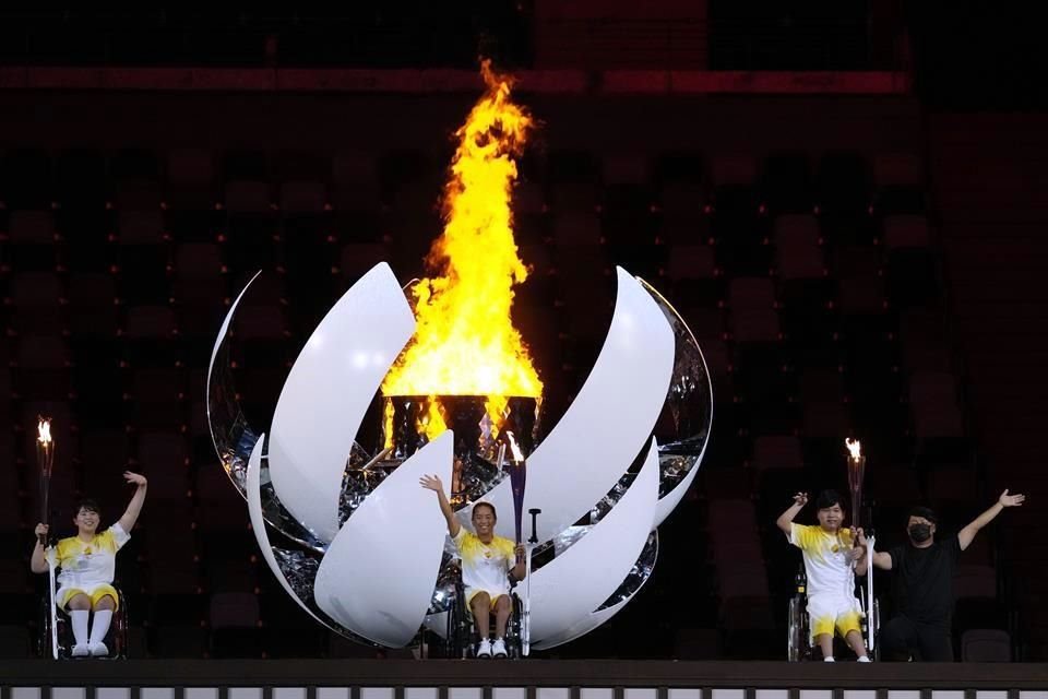 El fuego Paralímpico ya arde en el Estadio Nacional.