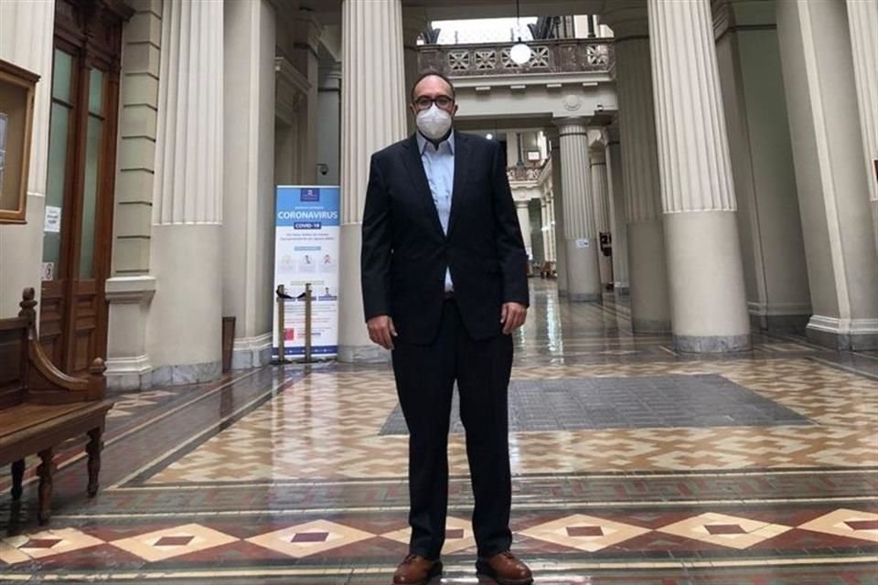 Mauricio Toledo acudió al departamento de Extranjería de la Corte de Justicia de Chile.