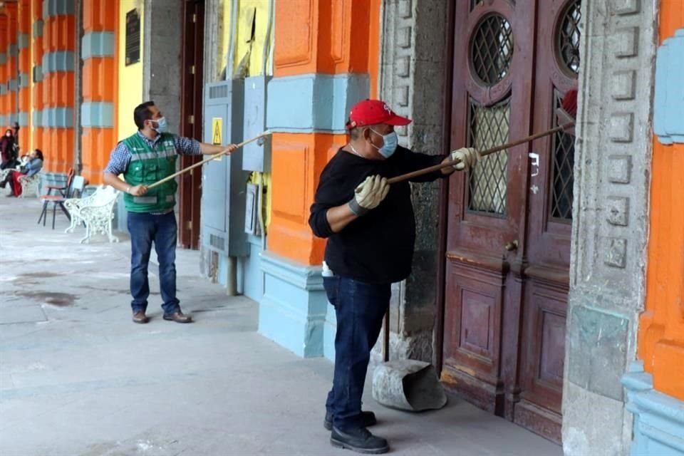 En la escuela secundaria diurna César Ruiz, en el Centro Histórico, la Jefa de Gobierno, Claudia Sheinbaum, dijo que hay 44 escuelas que aún requieren rehabilitación.