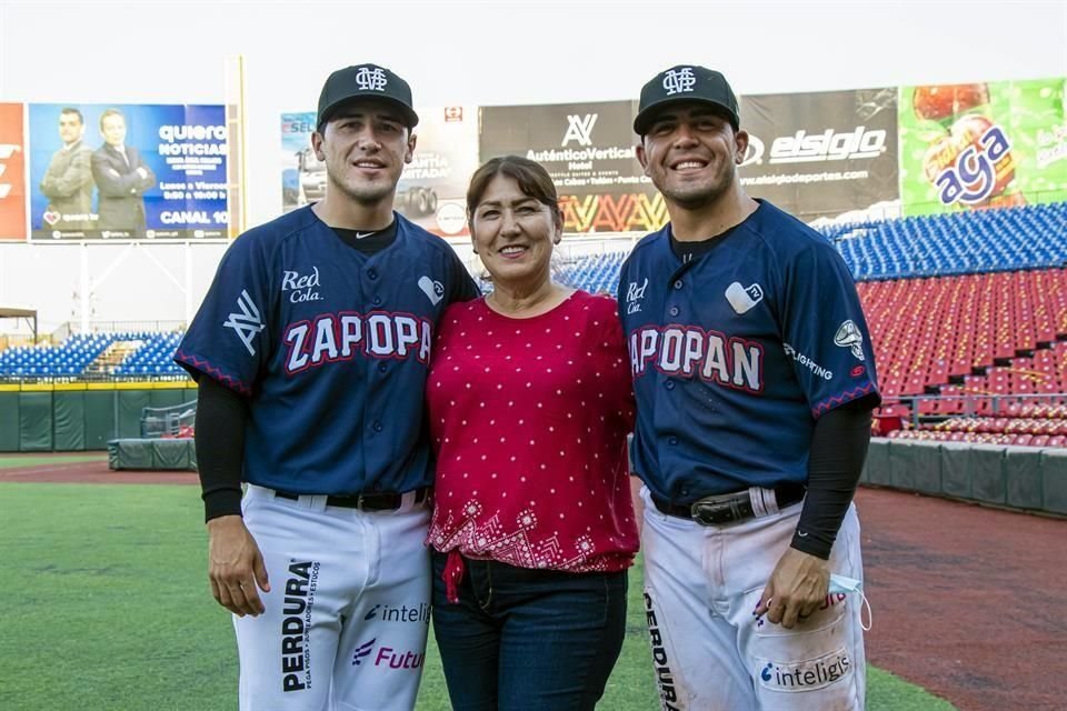 Berny y Leo Heras, junto a su mamá María Leticia Aripez Parra.