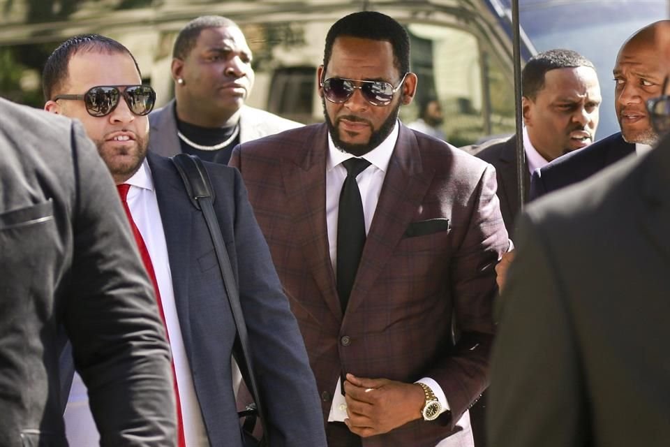 R. Kelly aparentemente mantenía controladas a sus novias tanto en entrevistas públicas como en sus encuentros sexuales privados.