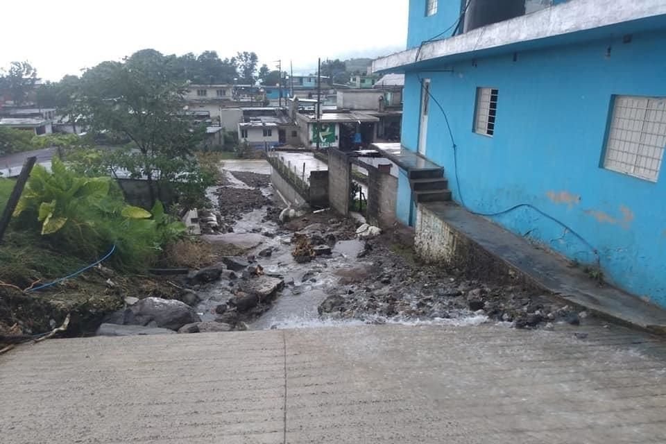 Alcalde de Chiconquiaco, Veracruz, denunció que el Municipio se encuentra incomunicado, pues 'Grace' destrozó una carretera que va hacia 5 localidades y a Xalapa.