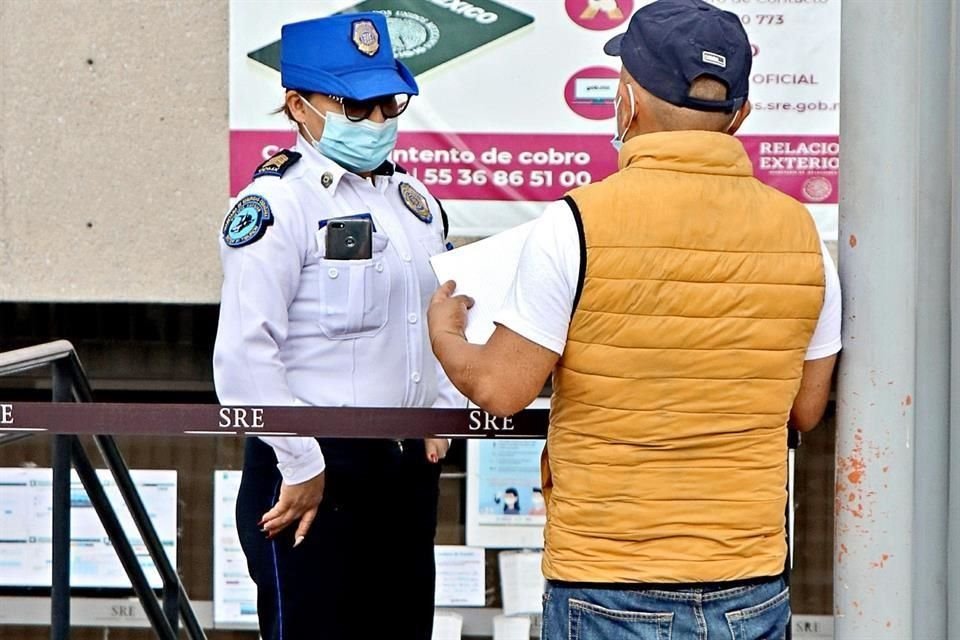 En la Oficina de Pasaportes de la SRE en Tlatelolco ninguna persona pudo entrar ayer a hacer trámites, si no tenía cita.