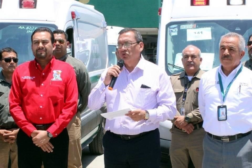 José Luis Aranza Aguilar habla durante el evento de entrega de ambulancias celebrado hoy en la delegación del IMSS en Ciudad Victoria.