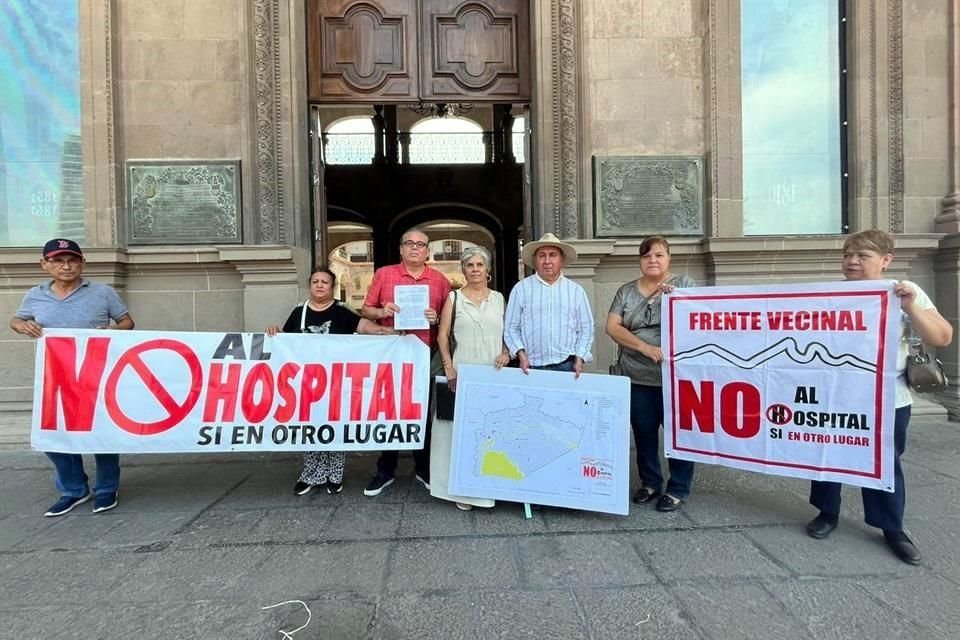 Los vecinos se manifestaron afuera del Palacio de Gobierno.