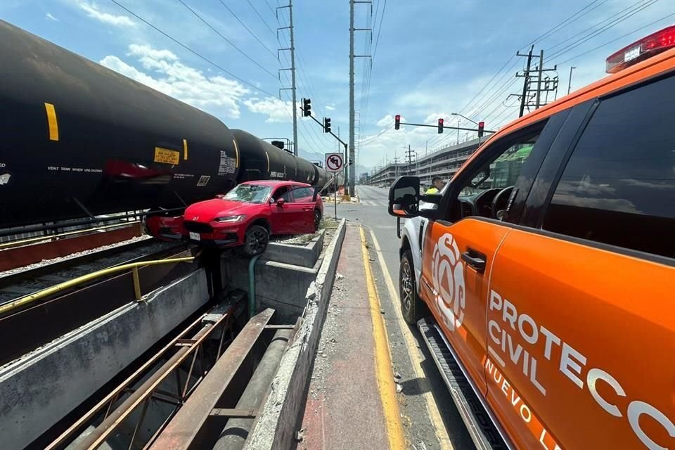 El accidente ocurrió en la Vía a México, en el cruce de Fleteros con la Avenida Gonzalitos, a la altura de Galerías Monterrey. 
