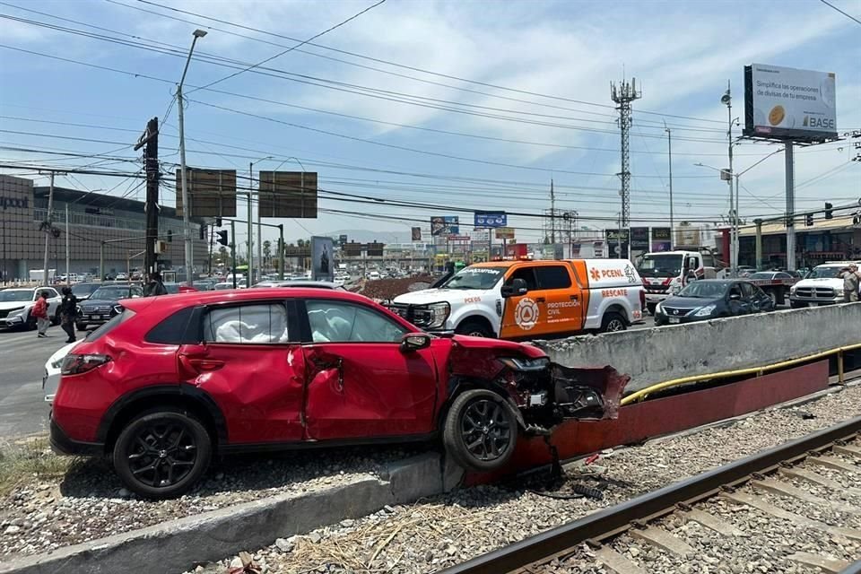 El accidente ocurrió en la Vía a México, en el cruce de Fleteros con la Avenida Gonzalitos, a la altura de Galerías Monterrey. 