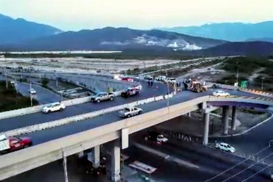 Desde semanas atrás habitantes de colonias aledañas habían denunciado daños en la carpeta asfáltica del puente vehicular de la Avenida Lincoln y la Avenida John F. Kennedy.