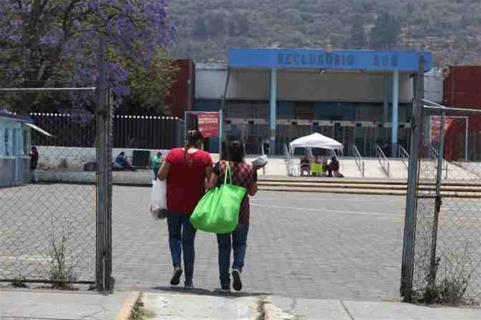 Familiares de internos señalaron que hoy por la noche se cumplen cinco días, en los cuales se han complicado las actividades al interior.