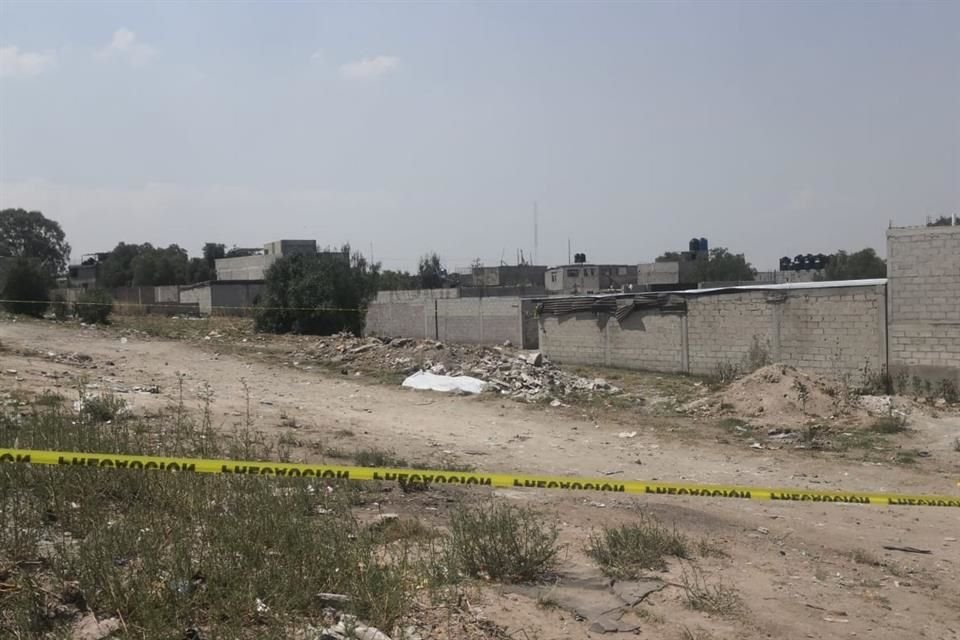 El lugar permaneció bajo resguardo de policías municipales hasta que concluyeron los peritajes y el cuerpo fue trasladado al anfiteatro.