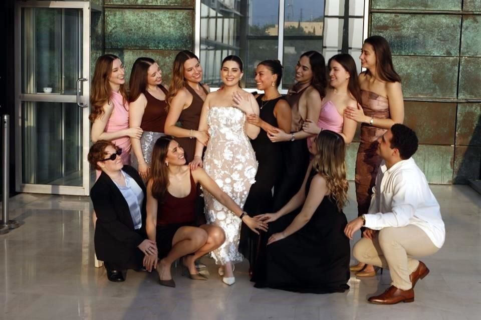 La novia con un grupo de amigos.