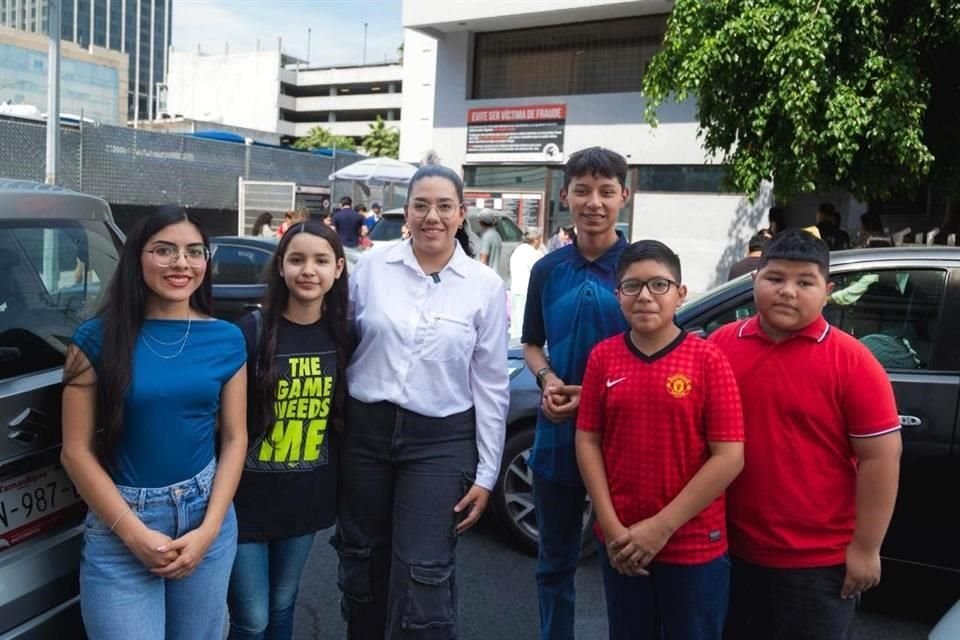 Los integrantes de Código Fénix y su mentora América Díaz Ramírez acudieron a realizar el trámite de sus respectivas visas para ingresar a EU y acudir al concurso que se realizará en California.