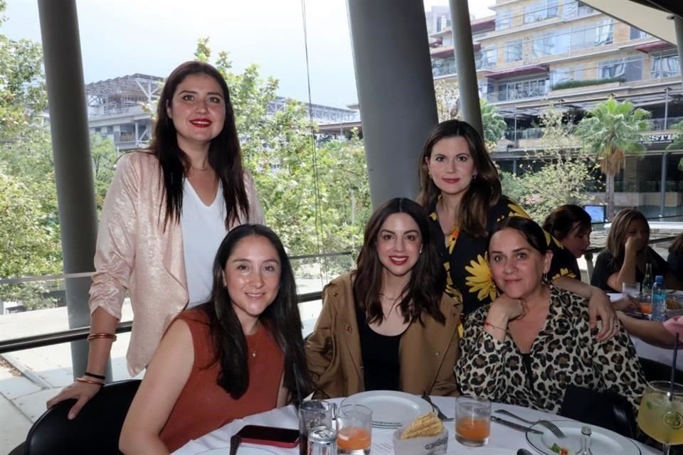 Susana Treviño, Melissa Azarang, Paola Guzmán, Yoana Martínez y Patty Ocon