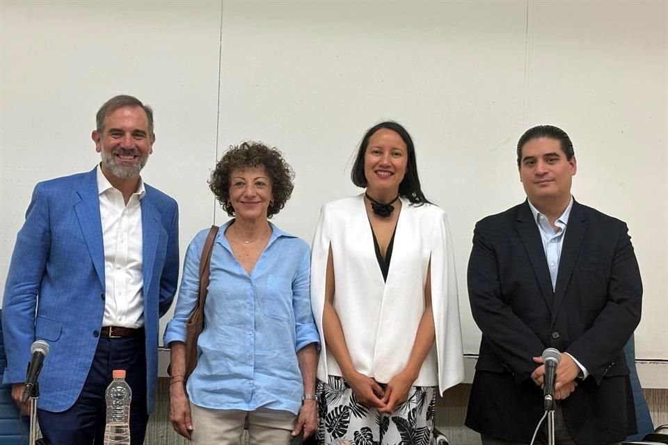 En el evento estuvieron presentes Lorenzo Córdova, ex presidente del INE, Jacqueline Peschard, ex presidenta del Ifai, y los doctores Azul Aguiar y Jesús Martín Reyes.
