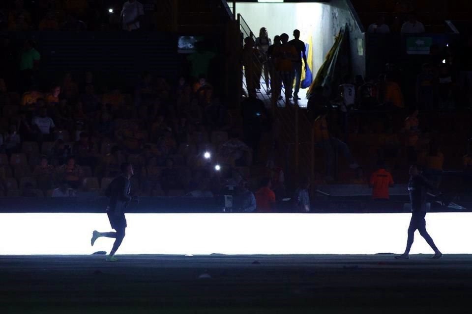 El apagón se registró en las luminarias del Estadio Universitario.