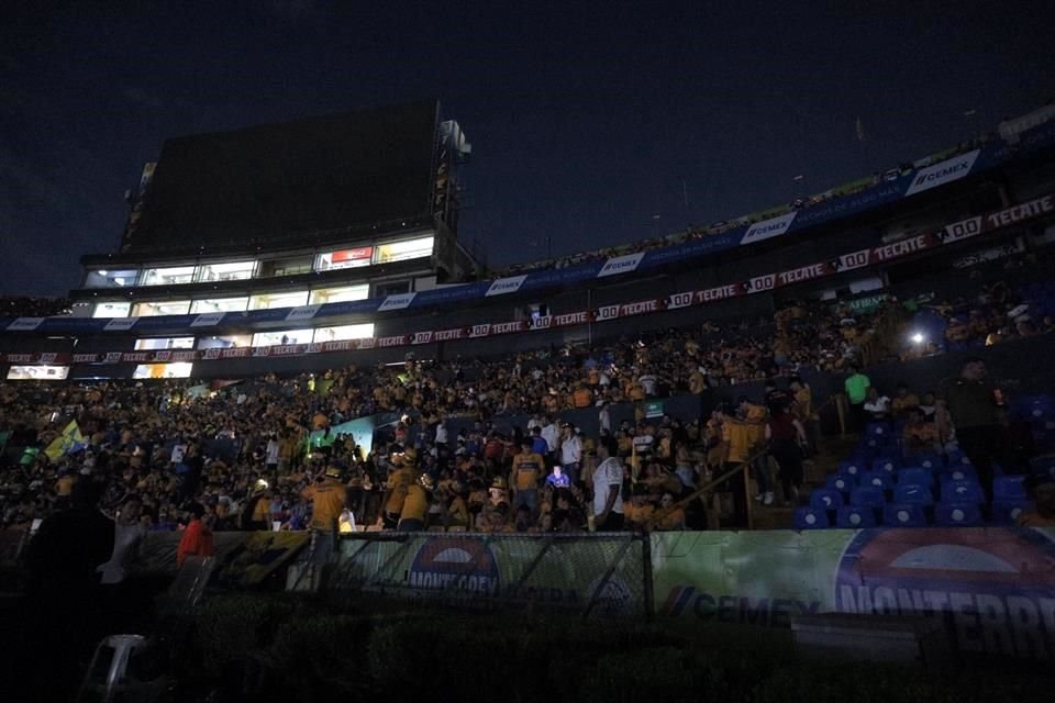 Las luces del estadio, la pantalla gigante y la publicidad alrededor del campo dejó de funcionar por un momento.