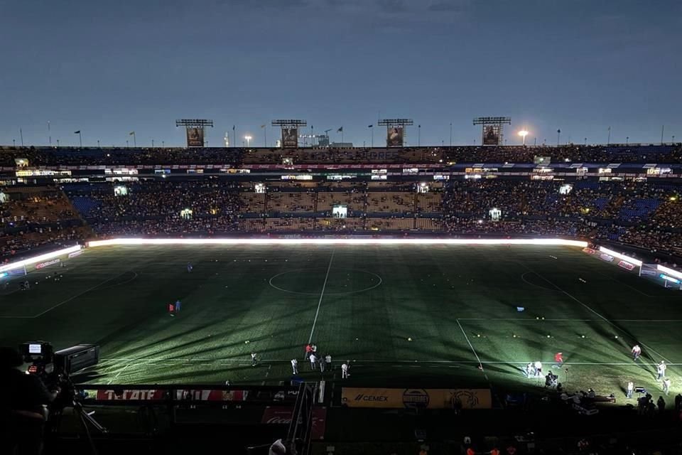 Previo al arranque del partido entre Tigres y Toluca, el Estadio Universitario sufre apagón que dejó estas postales.
