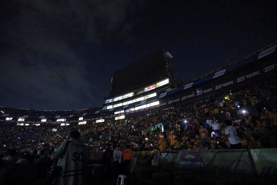 Previo al arranque del partido entre Tigres y Toluca, el Estadio Universitario sufre apagón que dejó estas postales.