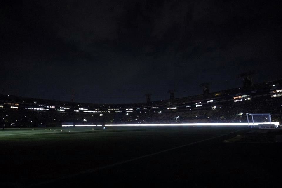 Previo al arranque del partido entre Tigres y Toluca, el Estadio Universitario sufre apagón que dejó estas postales.