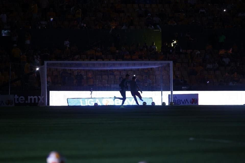 Previo al arranque del partido entre Tigres y Toluca, el Estadio Universitario sufre apagón que dejó estas postales.