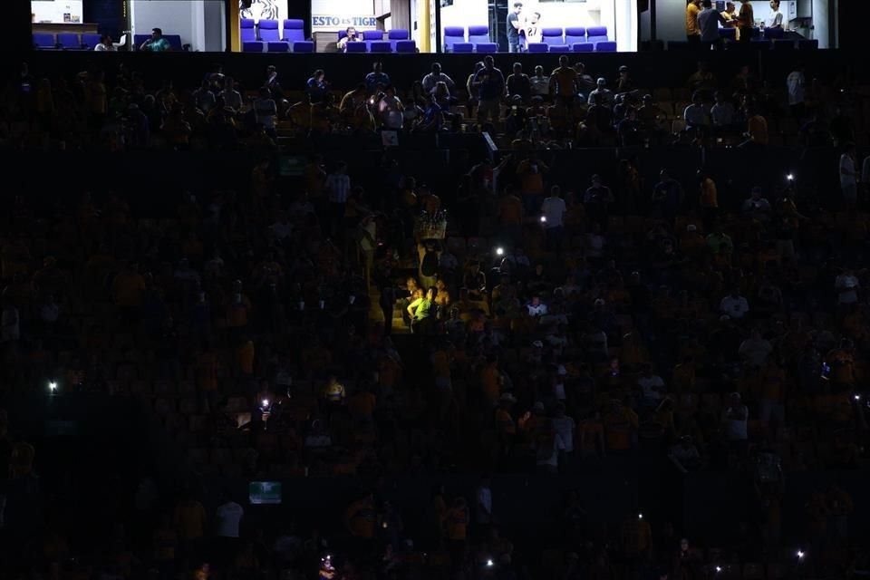 Previo al arranque del partido entre Tigres y Toluca, el Estadio Universitario sufre apagón que dejó estas postales.