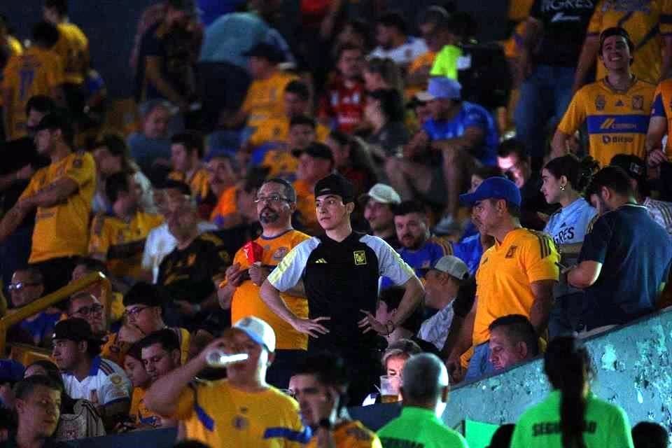 Previo al arranque del partido entre Tigres y Toluca, el Estadio Universitario sufre apagón que dejó estas postales.