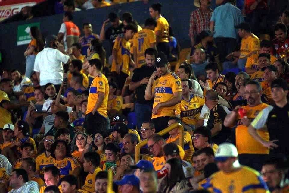 Previo al arranque del partido entre Tigres y Toluca, el Estadio Universitario sufre apagón que dejó estas postales.