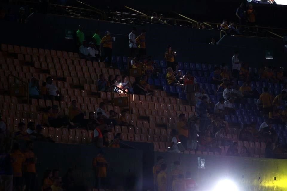Previo al arranque del partido entre Tigres y Toluca, el Estadio Universitario sufre apagón que dejó estas postales.