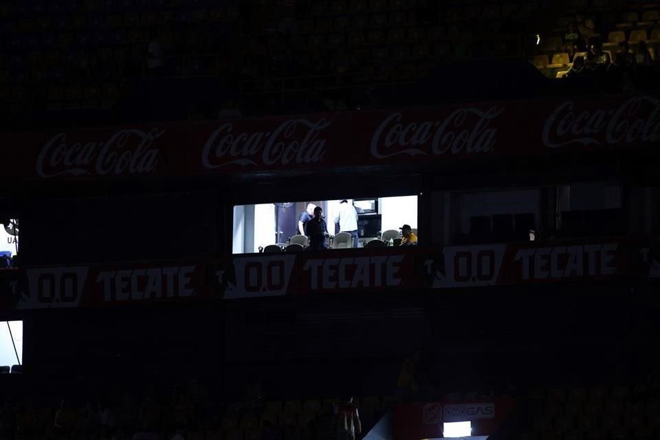 Previo al arranque del partido entre Tigres y Toluca, el Estadio Universitario sufre apagón que dejó estas postales.
