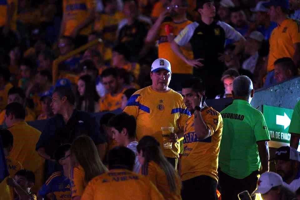 Previo al arranque del partido entre Tigres y Toluca, el Estadio Universitario sufre apagón que dejó estas postales.