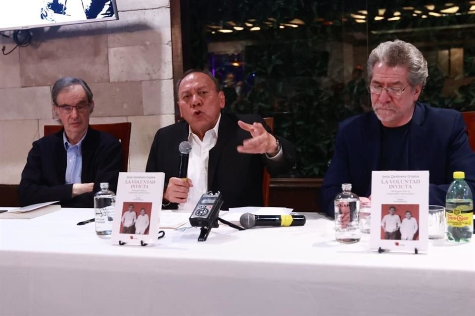 El político Jesús Zambrano presentó su libro 'La voluntad invicta. De la guerrilla al compromiso democrático'.