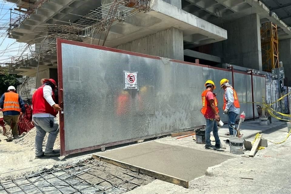 Los trabajos en obras no se detuvieron y las personas tuvieron que laborar bajo el sol portando cascos o gorras.