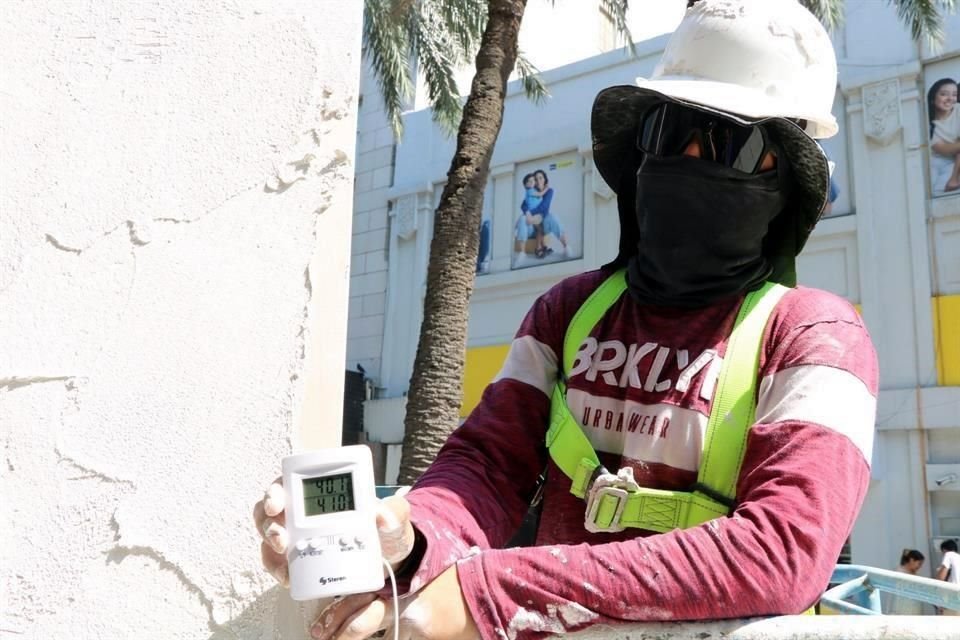 Los trabajos en obras no se detuvieron y las personas tuvieron que laborar bajo el sol portando cascos o gorras.