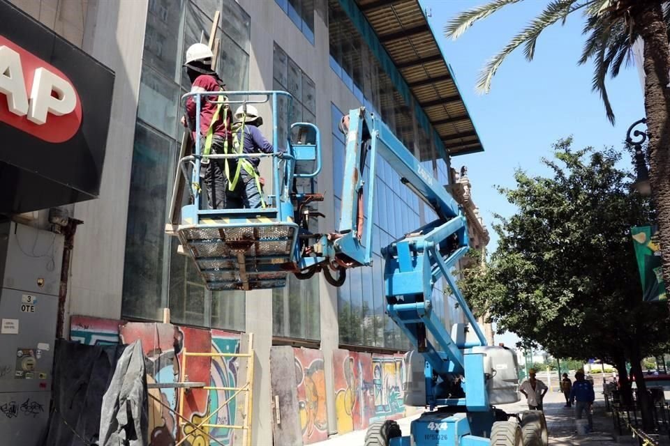 Los trabajos en obras no se detuvieron y las personas tuvieron que laborar bajo el sol portando cascos o gorras.