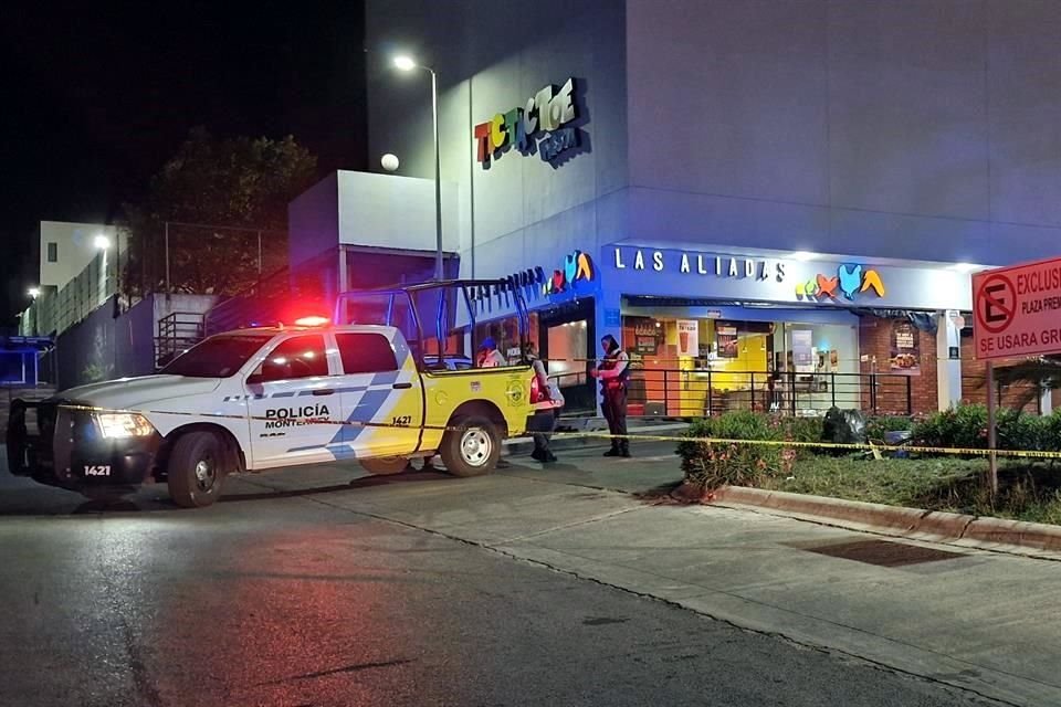 La agresión se registró en el estacionamiento de una plaza comercial de la Colonia Cumbres Elite, luego de que la pareja salió de un restaurante del lugar.