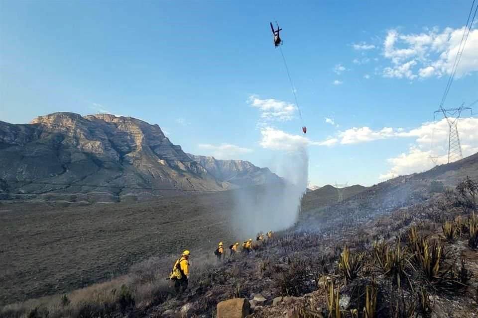 Protección Civil informa que reactivan combate al incendio forestal en la comunidad de Rinconada, sobre la Carretera a Saltillo, en García.