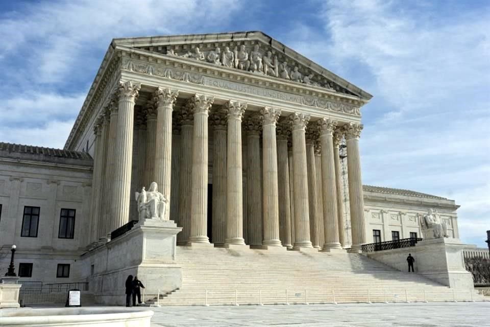 Suprema Corte de EU evalúa si un juez puede bloquear a nivel nacional decreto de Donald Trump, que busca abolir ciudadanía por nacimiento.