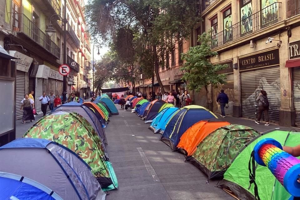 También fueron instaladas casas de campaña en calles aledañas al Zócalo.