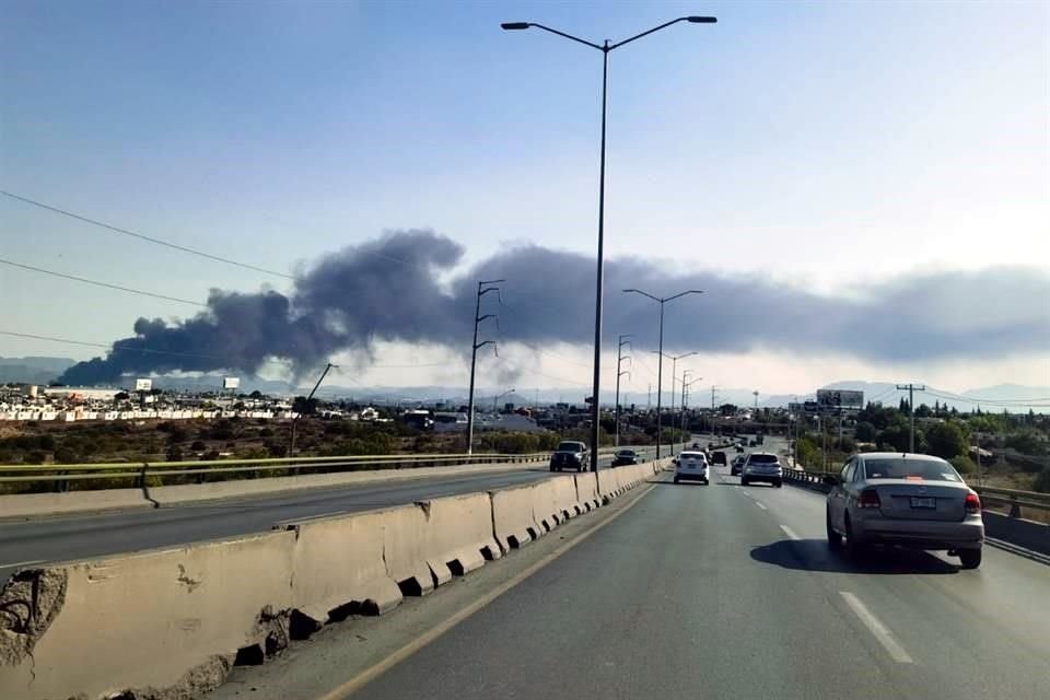 El incendio de hoy en la recicladora provocó una intensa columna de humo negro que se pudo apreciar desde distintos puntos de la Ciudad.