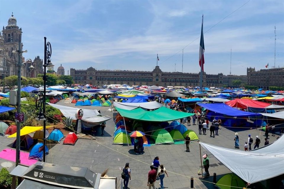 En Día del Maestro, la CNTE instaló casas de campaña en la plancha del Zócalo y contingentes marchan desde el Ángel de la Independencia.