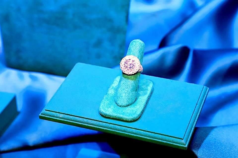 Aspecto de las joyas en exhibición a beneficio de las Madrinas de San Pedro