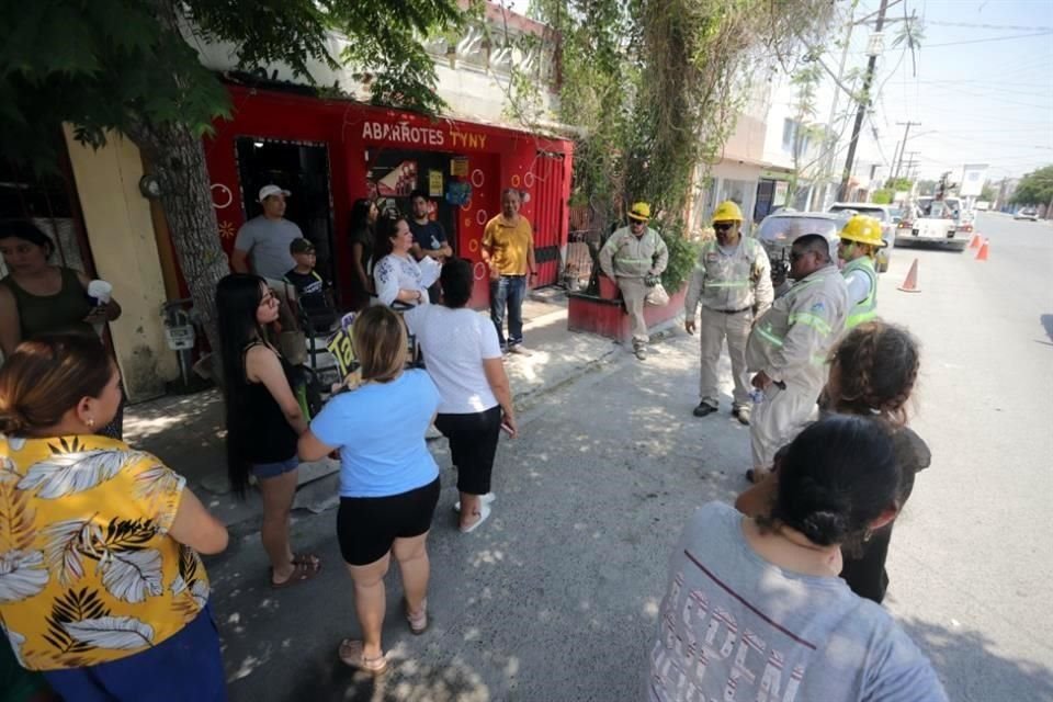 Vecinos de la Colonia Fuentes de Escobedo solicitaron a trabajadores de la CFE una solución definitiva ante los cortes de energía.