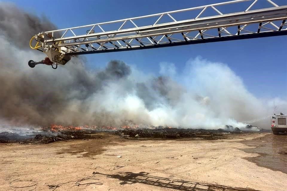 Luego de lograr el control del incendio, bomberos continuaron las labores para la liquidación total.