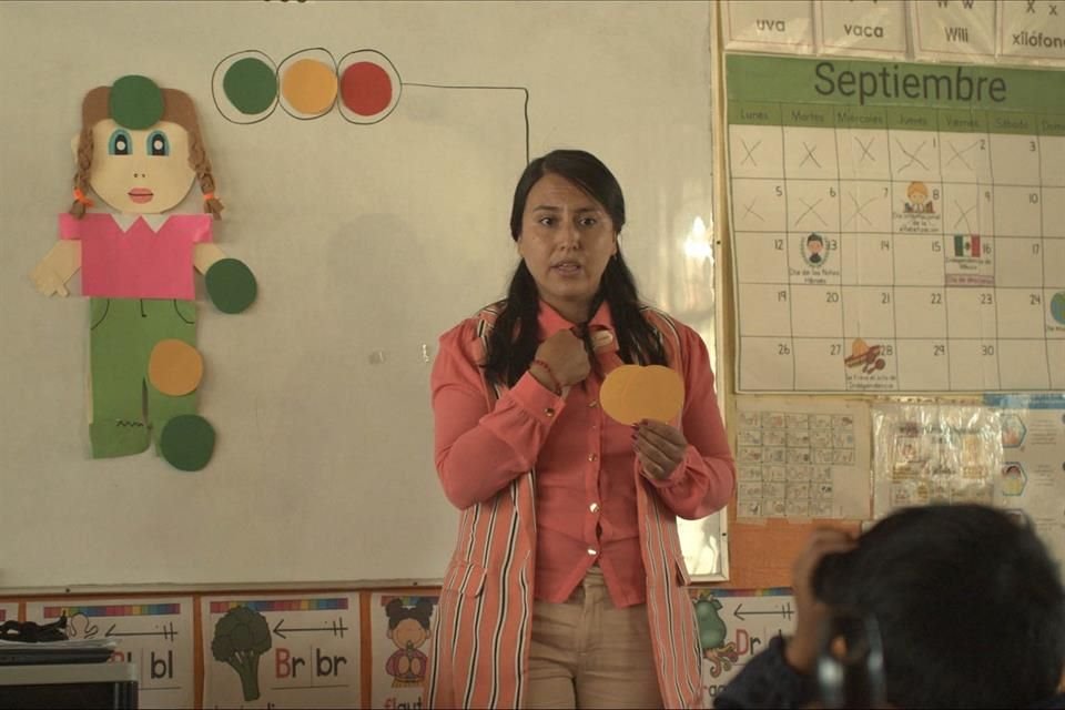 La maestra Celeste se enfrentó al reto de educar a los niños para que no sean perjudicados por la violencia.