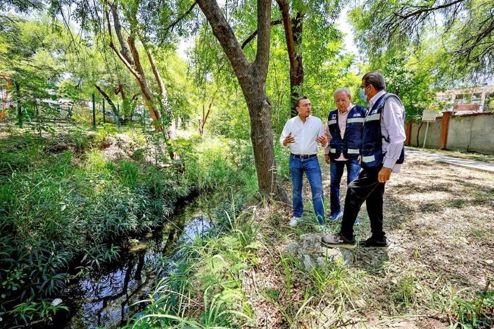 Miguel Ávila, Secretario de Servicios Públicos y funcionarios de la administración revisaron el Arroyo El Capitán.