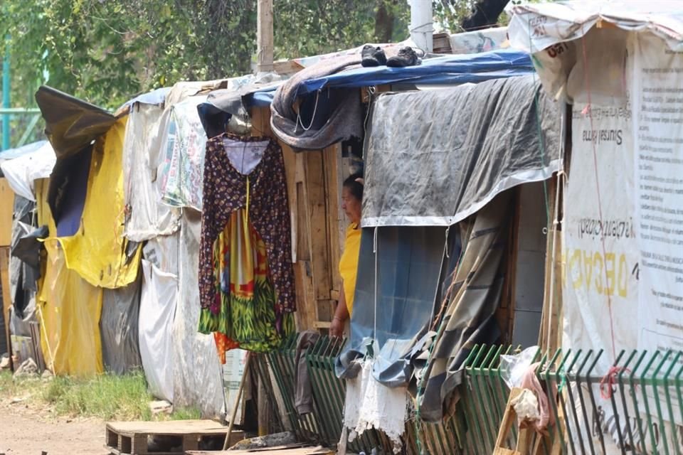 Cravioto denuncia que la Defensoría impide diálogo con migrantes y retrasa su reubicación.