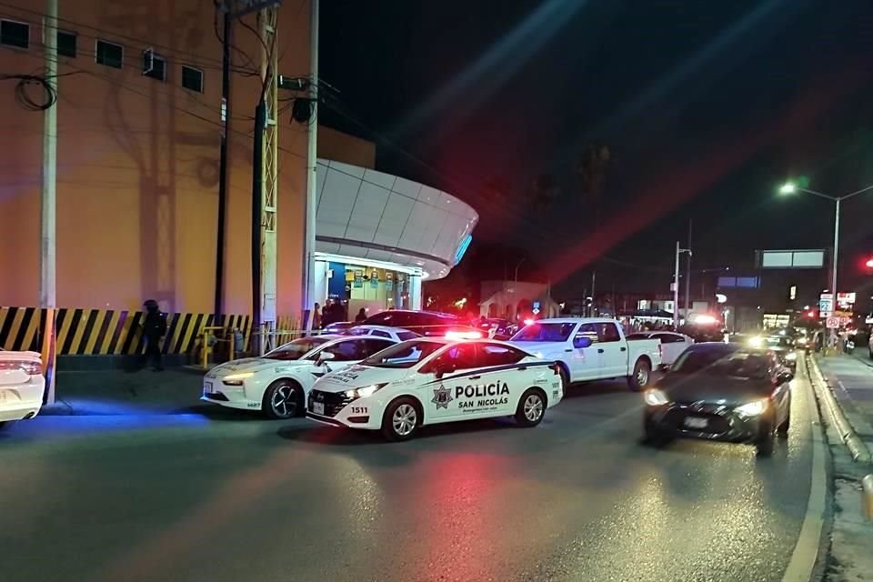 Uniformados de la Policía de San Nicolás acordonaron la escena del crimen para resguardar las evidencias del caso.