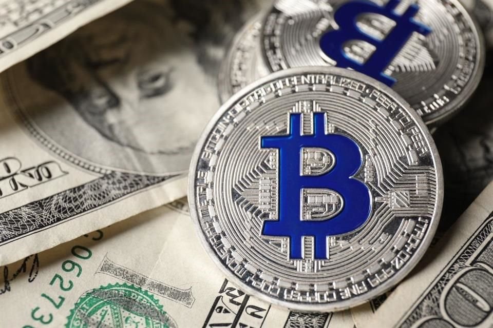 Impuesto de 5% a remesas de parte de EU incentivaría que envíos de dinero se realicen por 'encomenderos' y criptomonedas, advirtió Cemla.