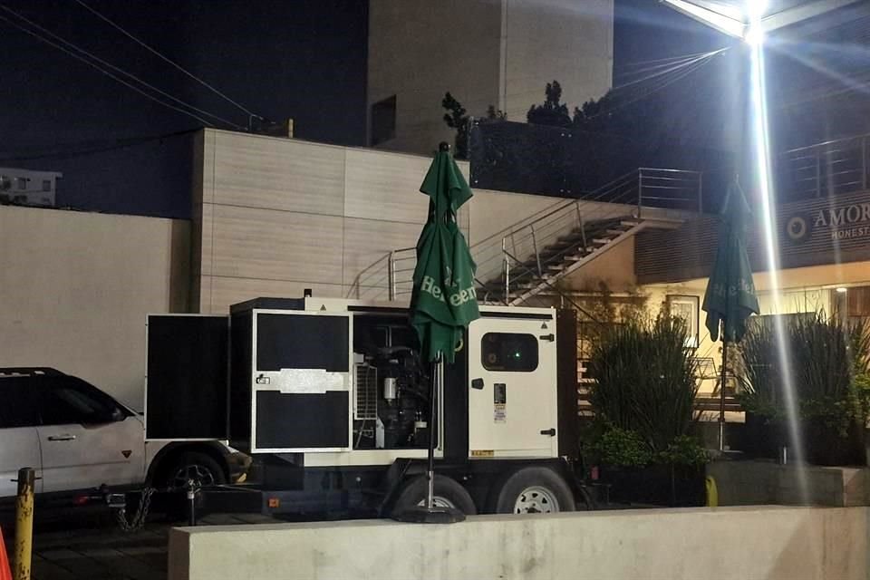Con el fin de no perder más, el propietario de un restaurante ubicado en una plaza comercial del número 132 de Río Amazonas, tuvo que rentar una plata de luz.