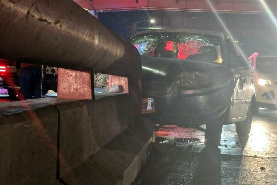 Paramédicos atendieron a los lesionados y llevaron al conductor al Hospital de Zona.